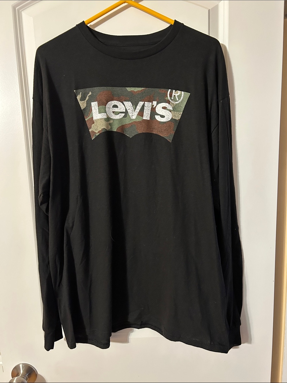 Levi's Black Long Sleeve Tee with Camo Logo Print - Picture 1 of 3
